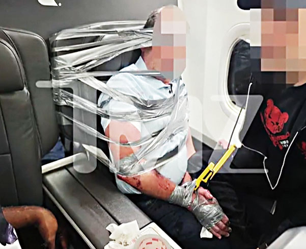 男乘客在機上失控後,被其他乘客以束帶及強力膠帶綁在座位上制伏。紐約NBC4電視畫面
