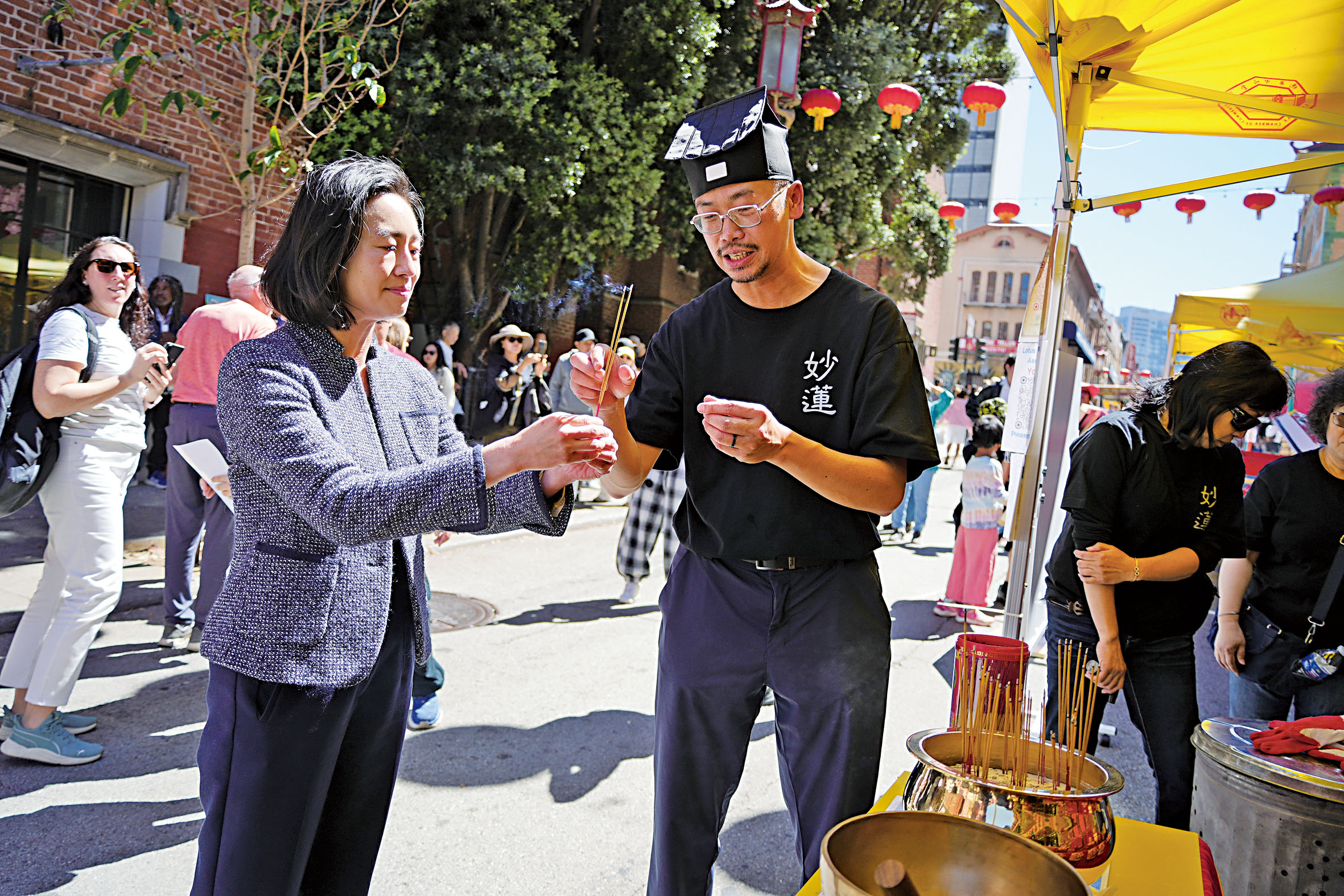 市參事陳詩敏上香拜祭亡魂。記者黃偉江攝