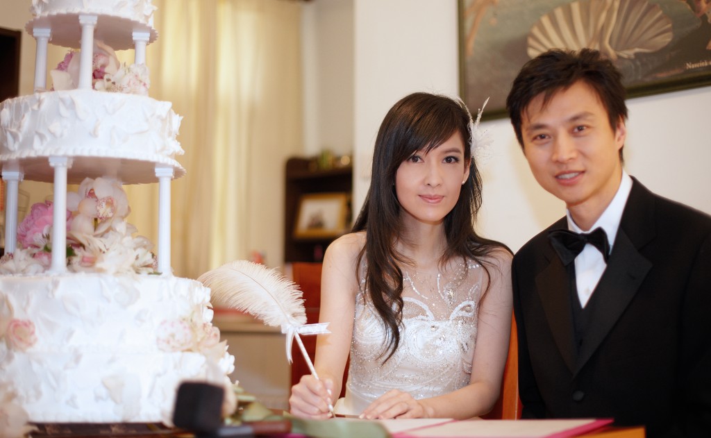 2008年，倪震與城大校花張茆在酒吧激吻的畫面被傳媒拍下，倪震事後解釋因醉酒並公開認錯，翌年與周慧敏結婚。