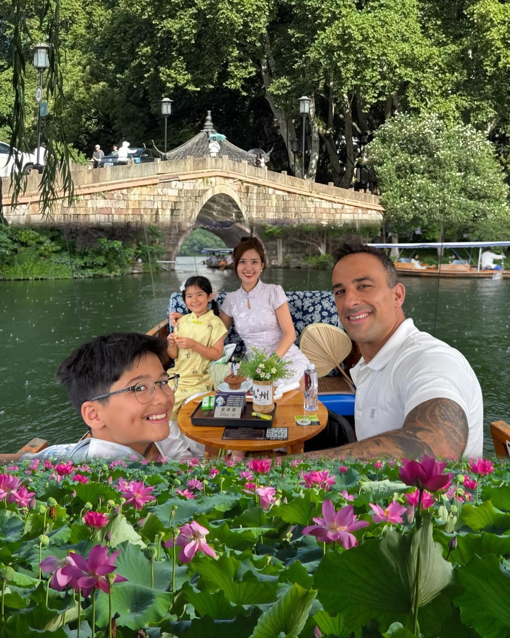 張茆不時與丈夫及一對子女外出旅行，享受家庭樂趣。