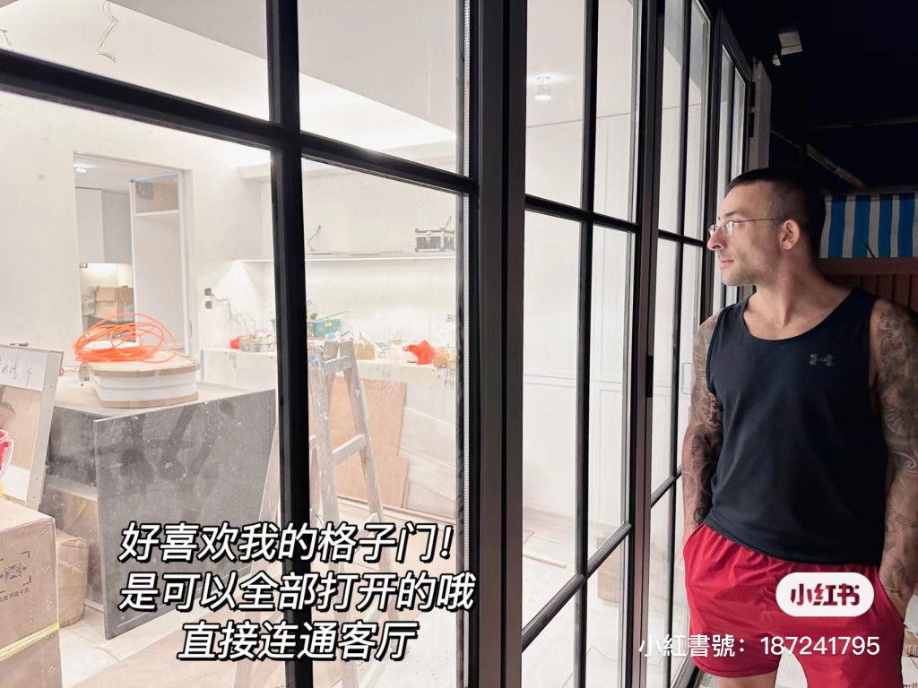 張茆的獨立屋採用了格子玻璃趟門設計。