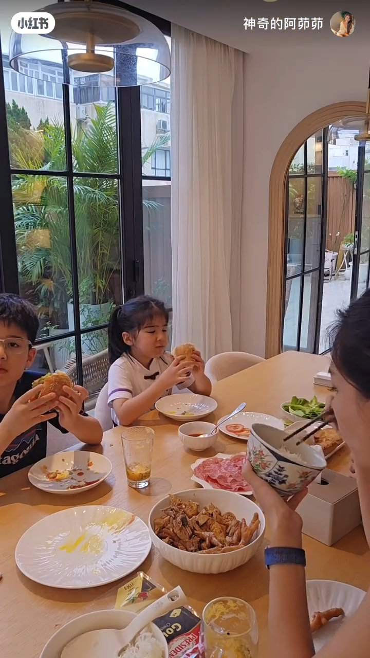 一張可容納6人的餐桌後方，連接著一個寬闊的大露台。