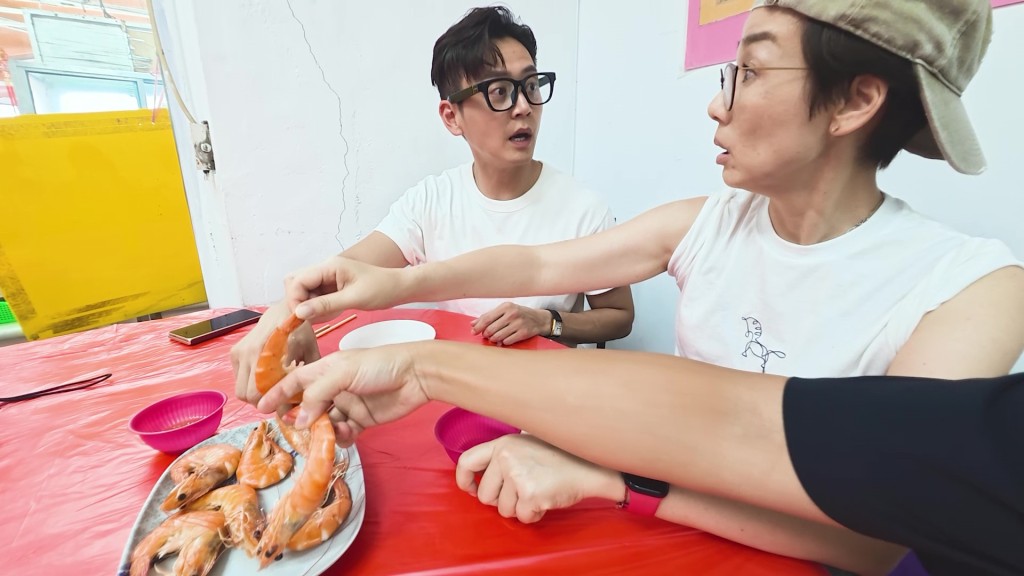 三人對白灼蝦的品質感到難以接受,蝦肉軟爛,且完全沒有蝦的鮮味。