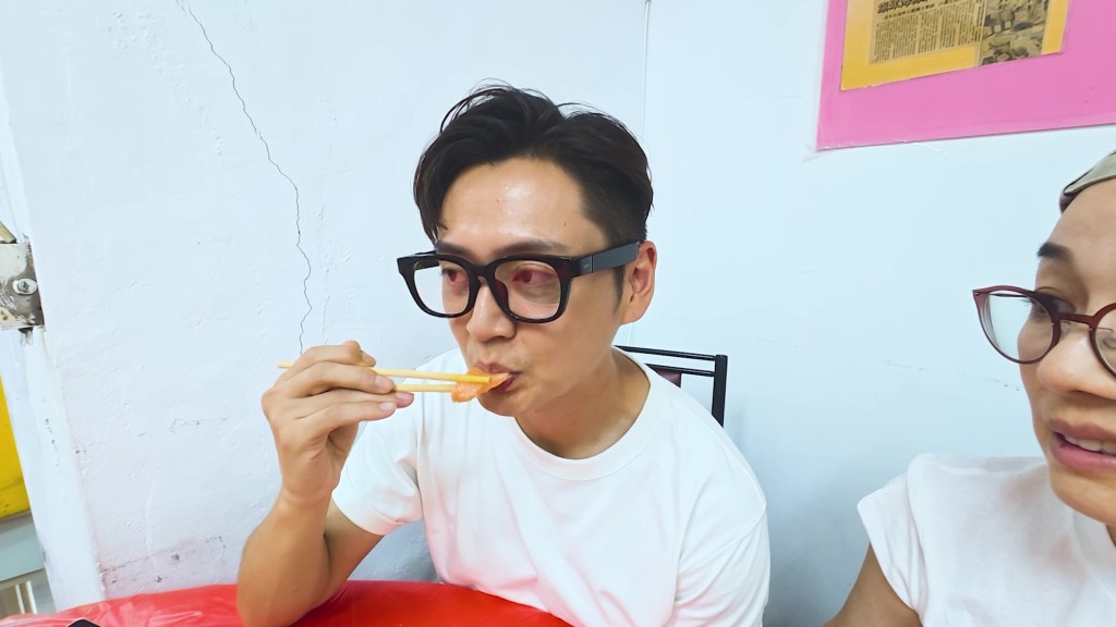張振朗鼓起勇氣再嘗試一片刺身,臉上表情顯得十分掙扎。