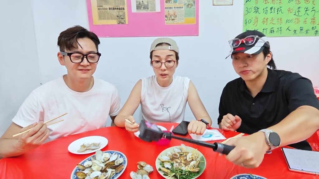 面對一整桌「地獄級」的菜餚,三位主持感到無奈,只能如實記錄過程。