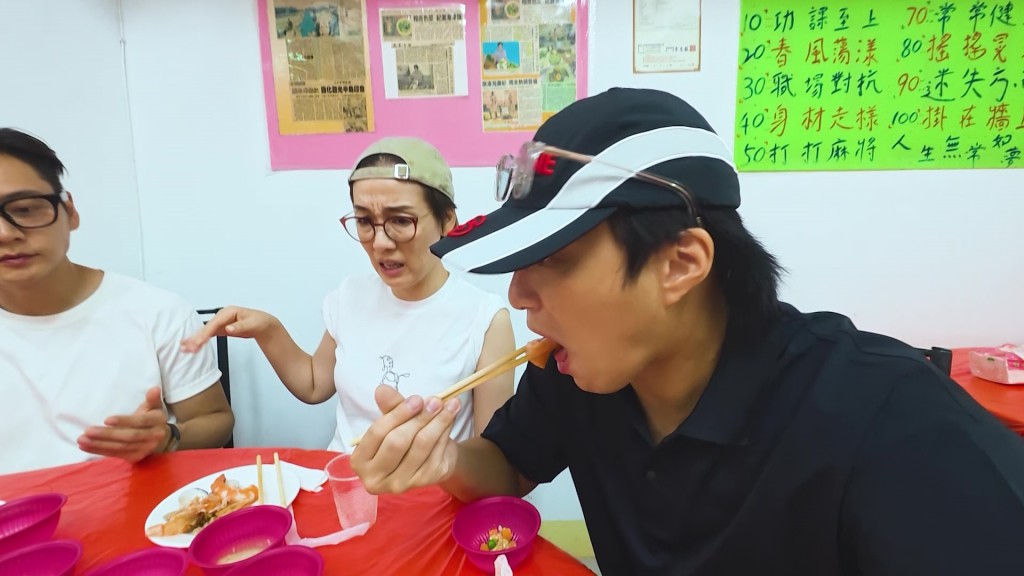 吳業坤試食時面容扭曲,足以反映食物有多難吃。