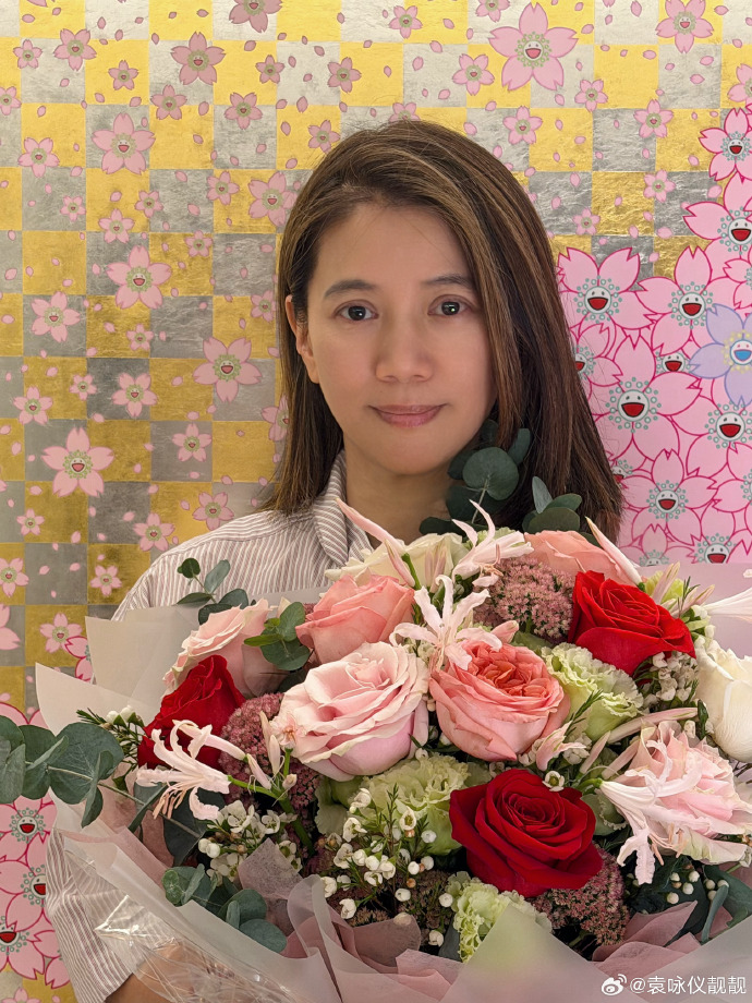 袁詠儀55歲生日收到兒子送上的「最美鮮花」。