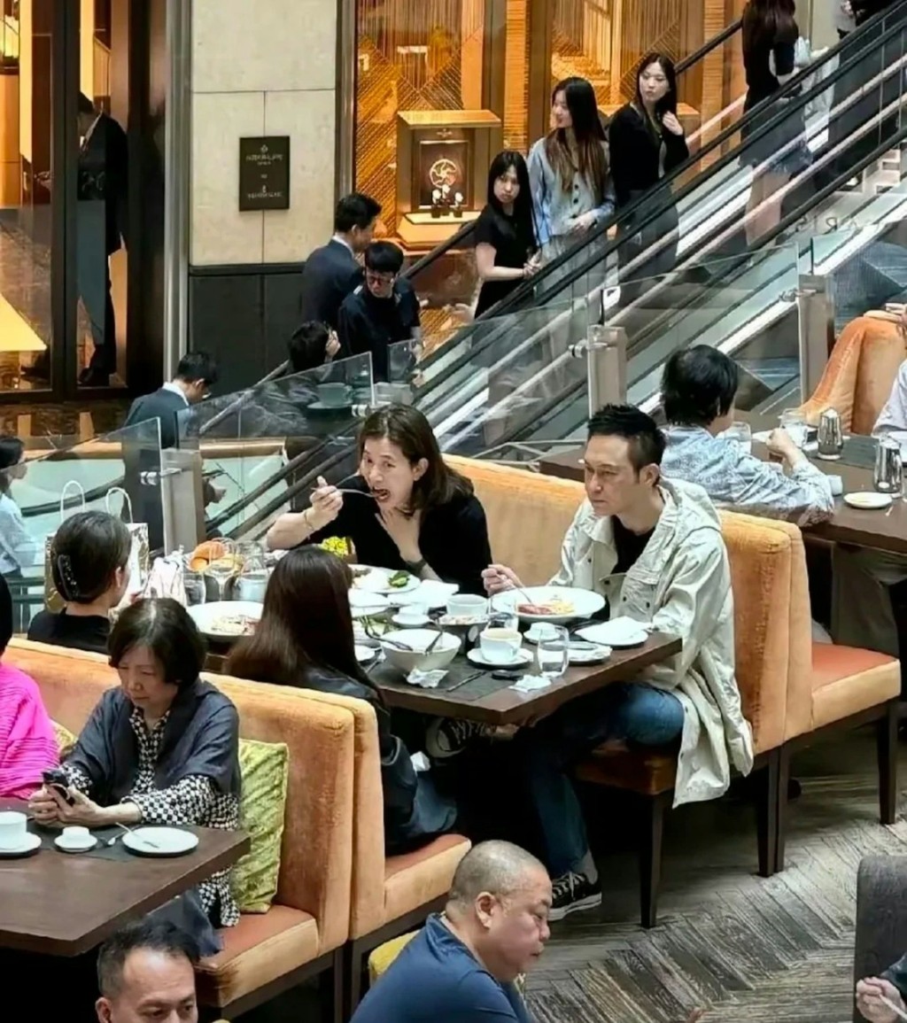 袁詠儀與老公張智霖是圈中著名的模範夫妻。