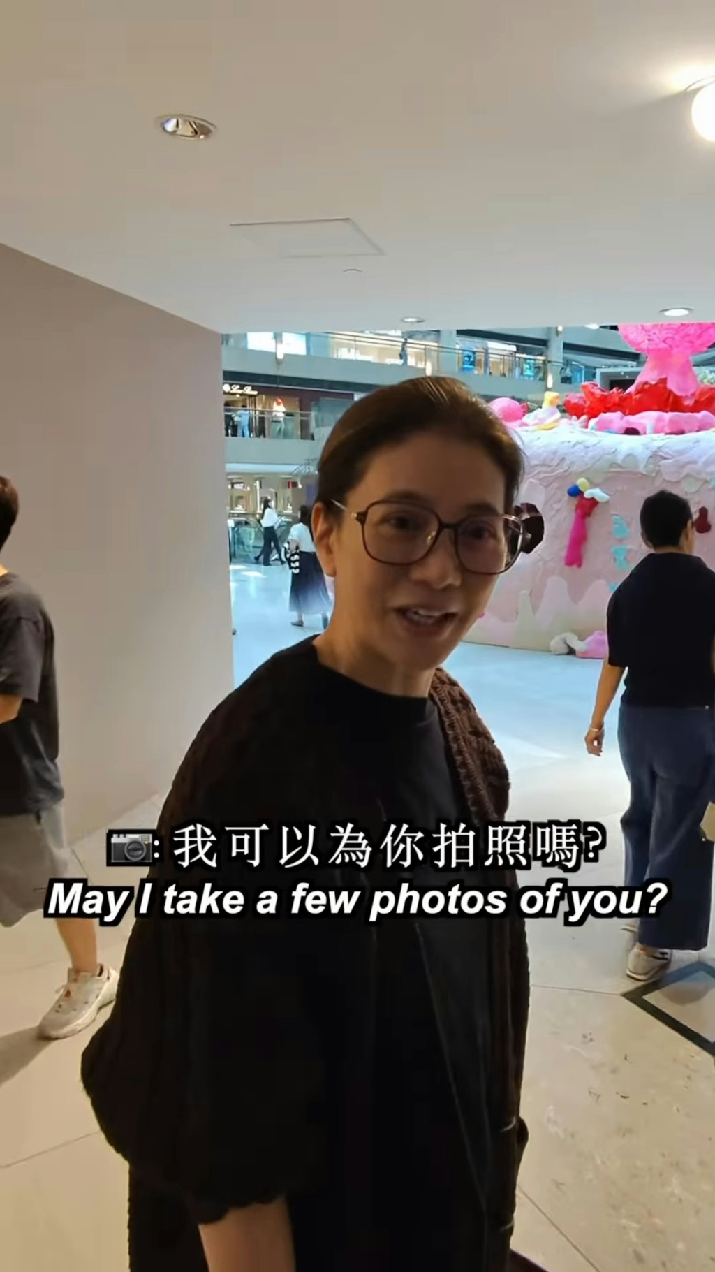 袁詠儀應街拍攝影師邀請即場拍照。