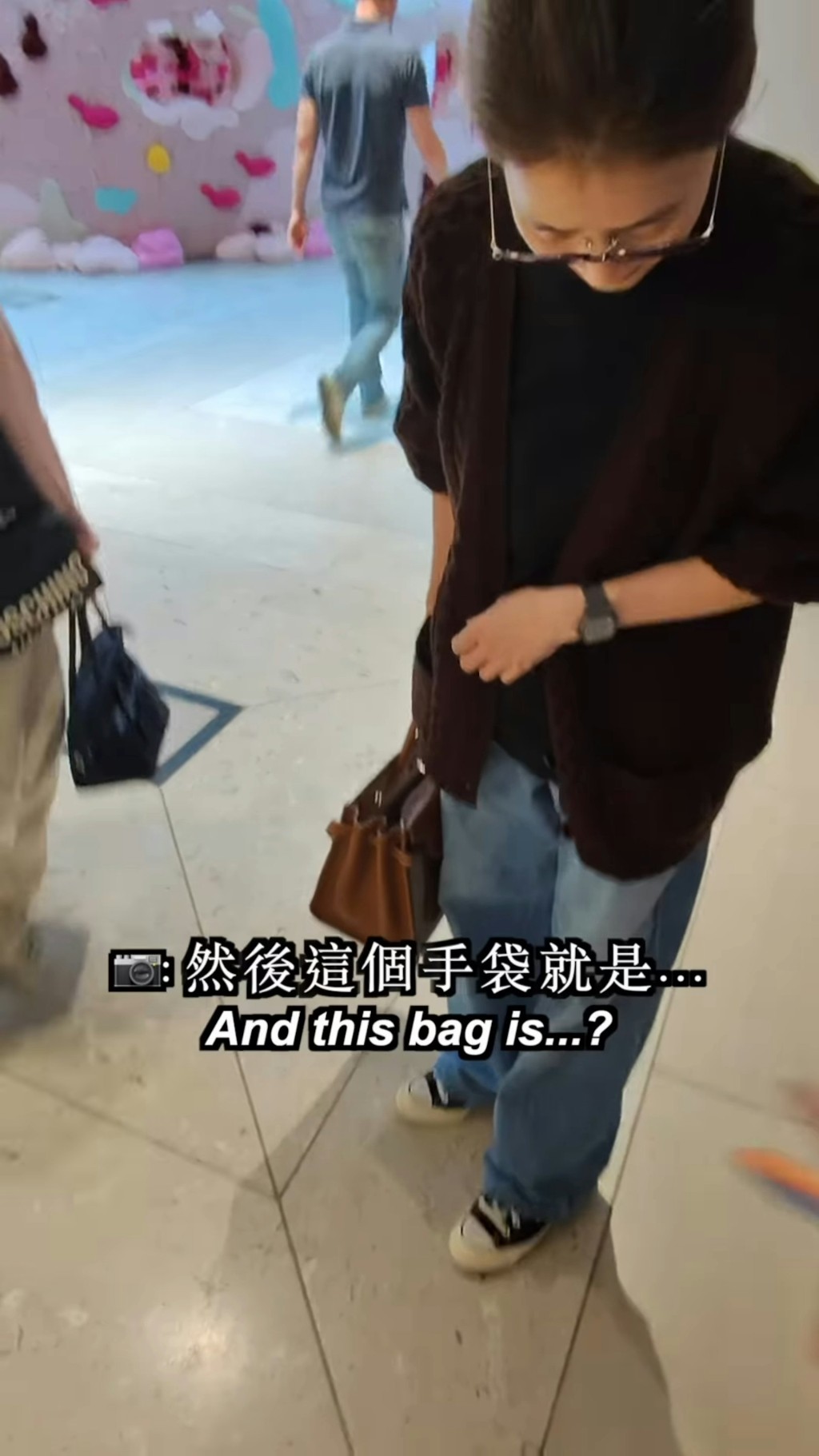袁詠儀手拎價值逾六位數的Hermès 「Birkin à l'envers」手袋。