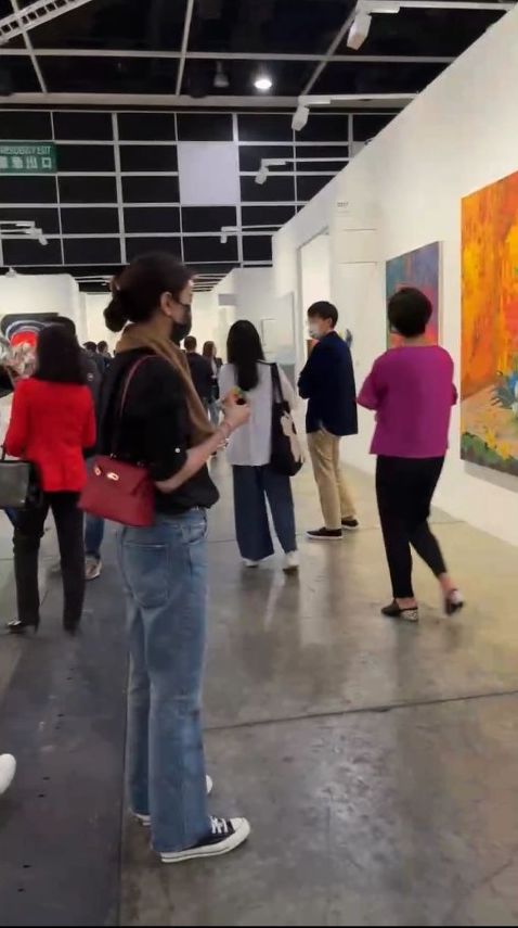 袁詠儀參觀藝術展時,被網民認出主要因其手袋炒價逾30萬元。