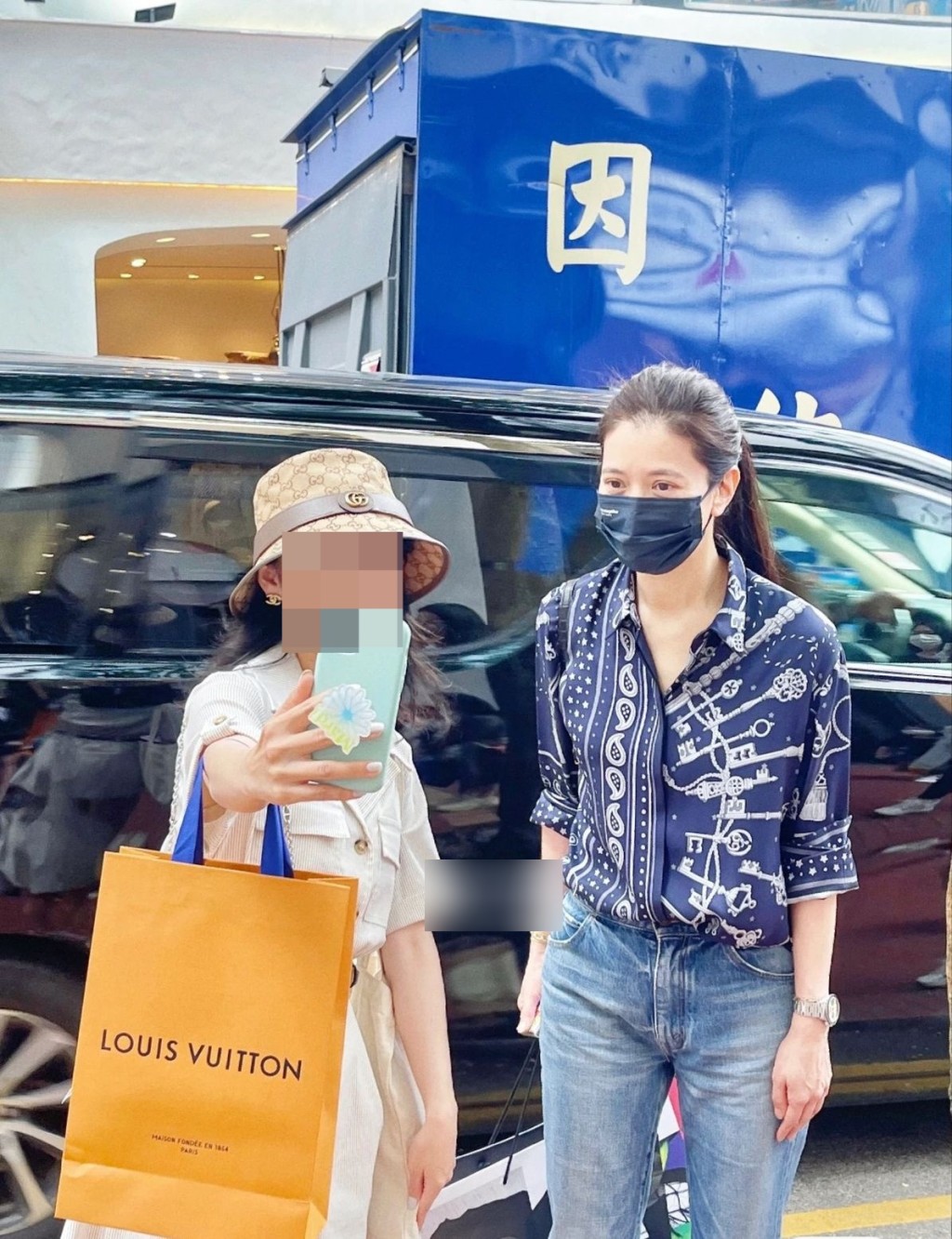 袁詠儀曾被網民捕獲時,身穿的藍白恤衫為Hermès出品,售價逾2萬元。
