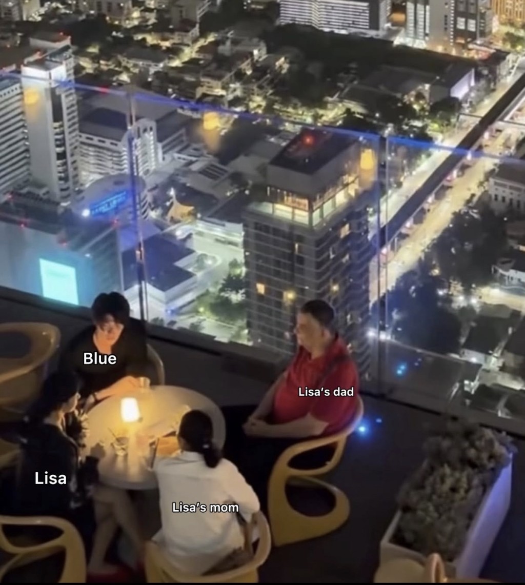 Blue亦曾被拍到在泰國與Lisa的家人見面。