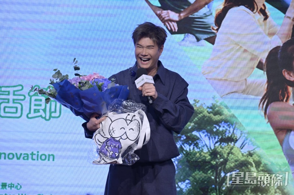 張與辰在活動上收到粉絲送上的鮮花。