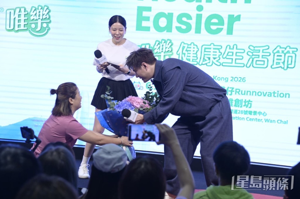張與辰收到一大束鮮花。