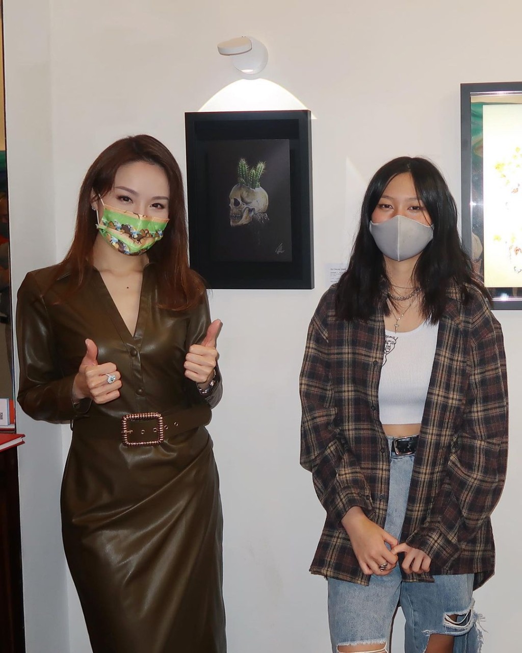 有內地媒體報道指，相中穿格子襯衫戴口罩的女子（右）是張學友女兒張瑤萱。