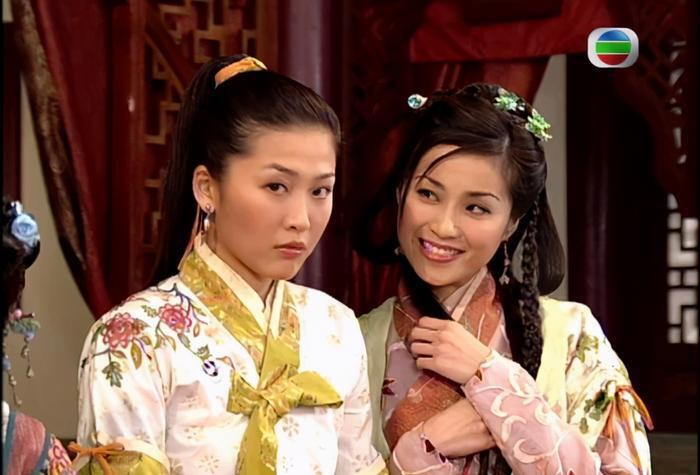 譚小環（右）曾是TVB當家花旦之一，代表作包括《開心華之里》、《緝私群英》及《殭屍福星》等。