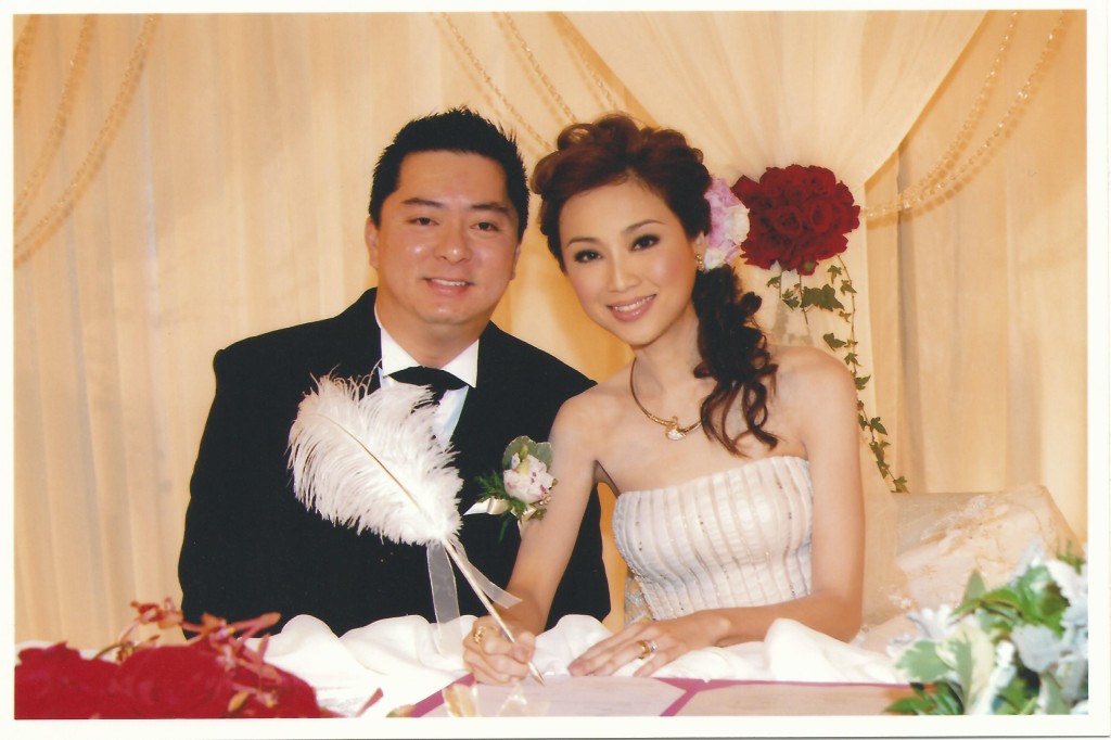 譚小環於2007年與蔡強榮結婚。