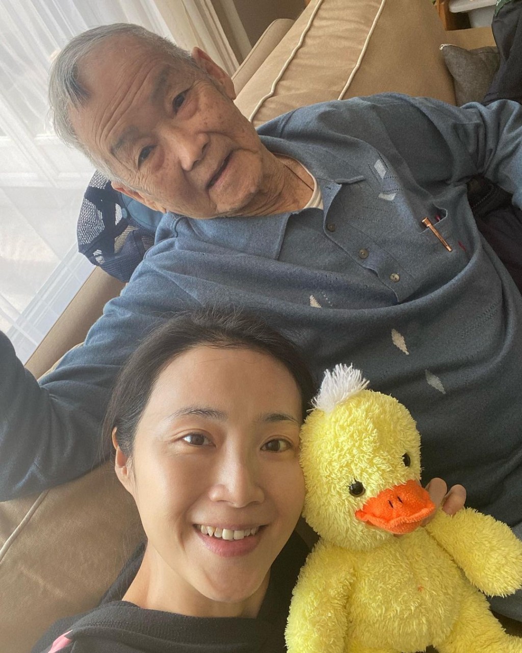 譚小環曾分享與父親的合照，因素顏上鏡而被指「認唔出」。