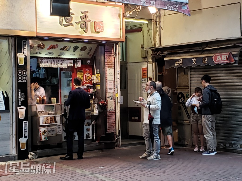譚小環與丈夫於2014年在銅鑼灣渣甸坊開設首間小食店「渣哥一九九六」。