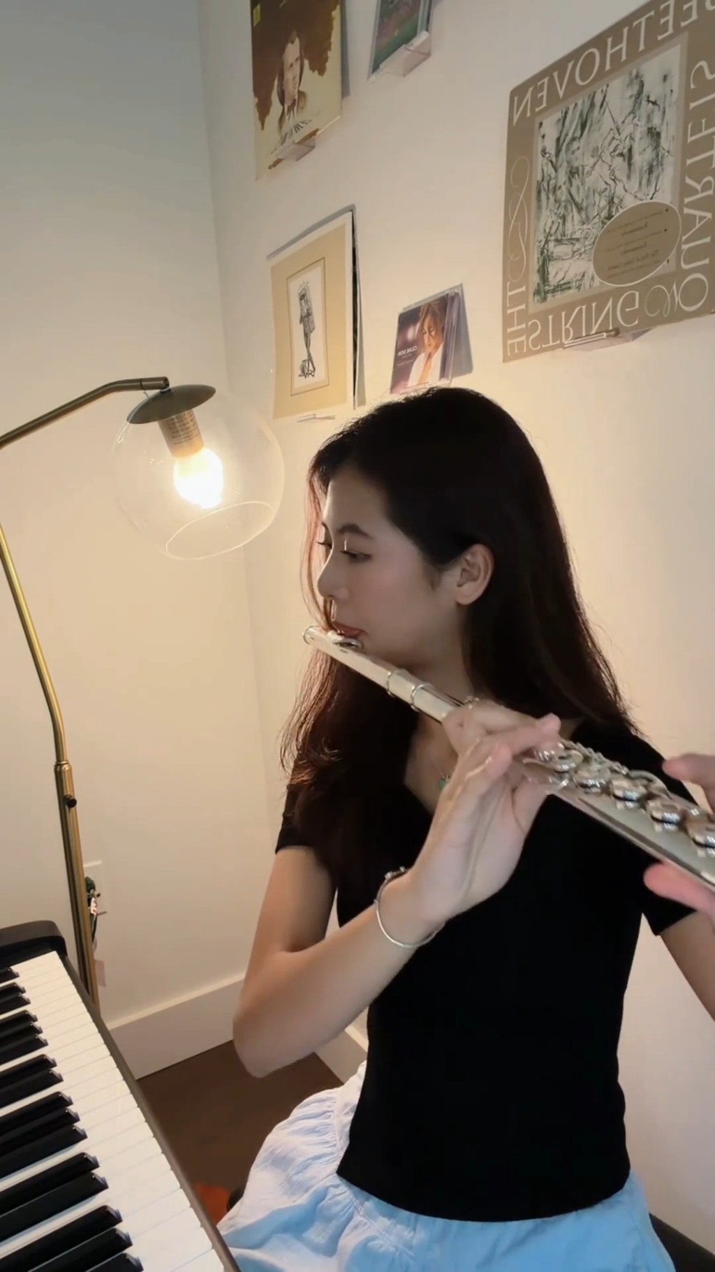 劉蒔展示音樂才華,熟練地吹奏長笛。