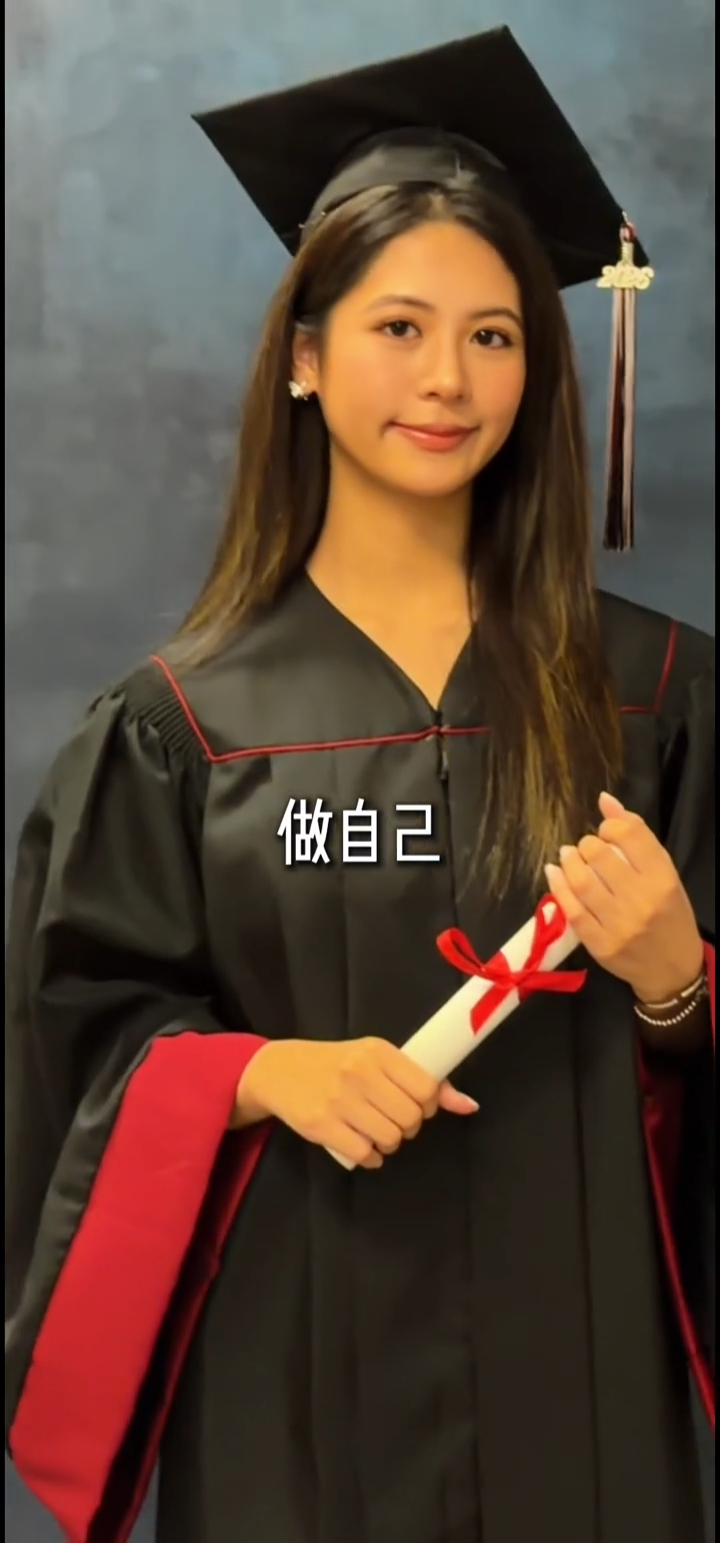 劉蒔身穿畢業袍拍攝畢業照,甜美且具知性美。