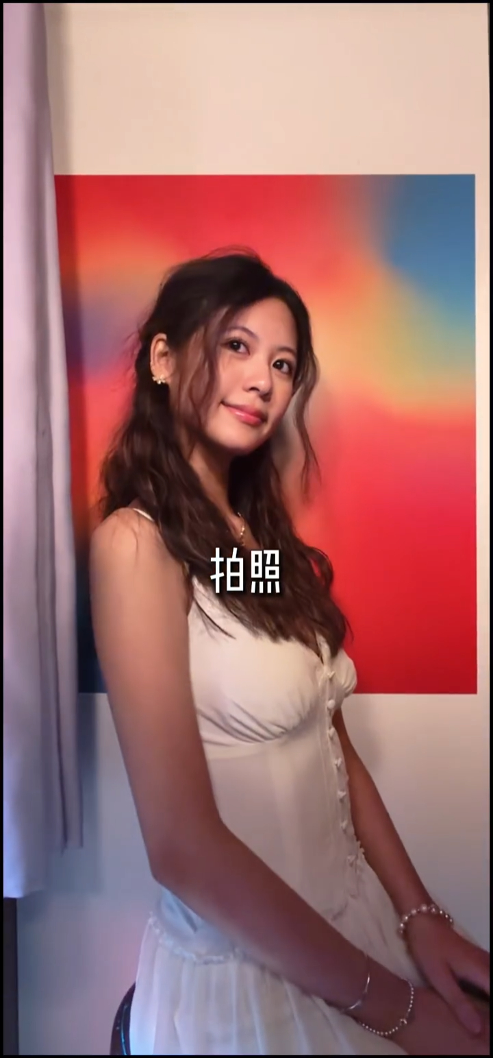 劉蒔身穿白色吊帶裙,散發溫柔知性氣質。