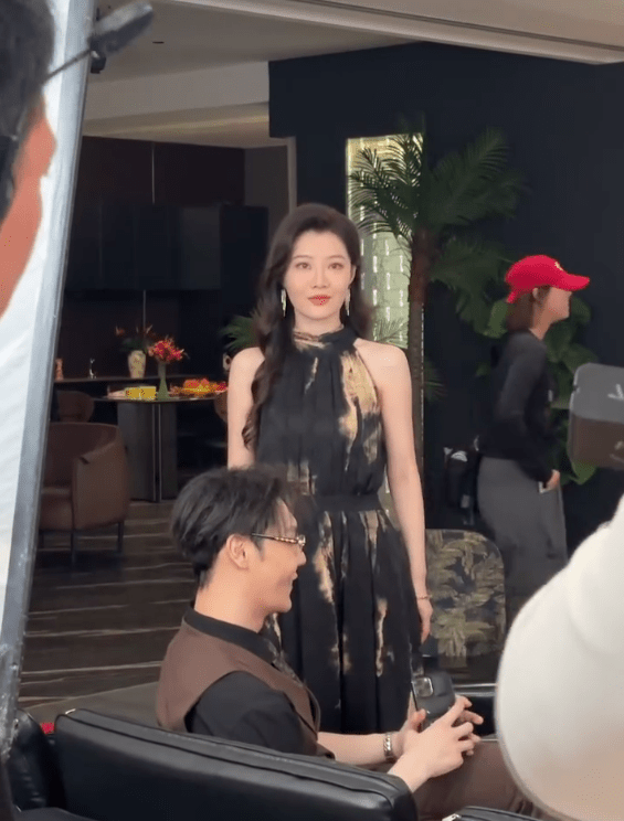 戲內關係緊張，戲外吳沚默則與劇中拍檔輕鬆搞怪自拍，片場氣氛愉快。
