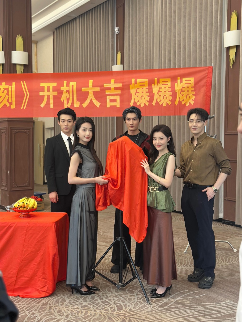 《姐姐的反殺時刻》開機時，吳沚默（右二）與劇組演員一同祈求劇集收視理想。