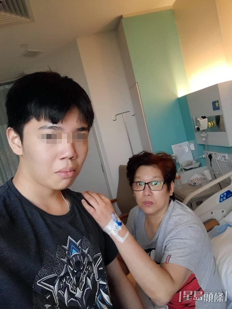 Richard與媽媽相依為命。