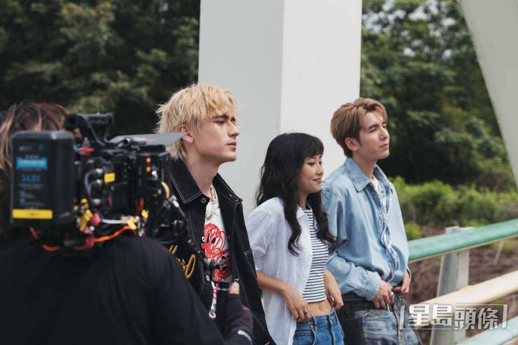 Bronny（左）和Oscar（右）在歌曲《Ten Outta Ten》的MV中，化身成深情王子。