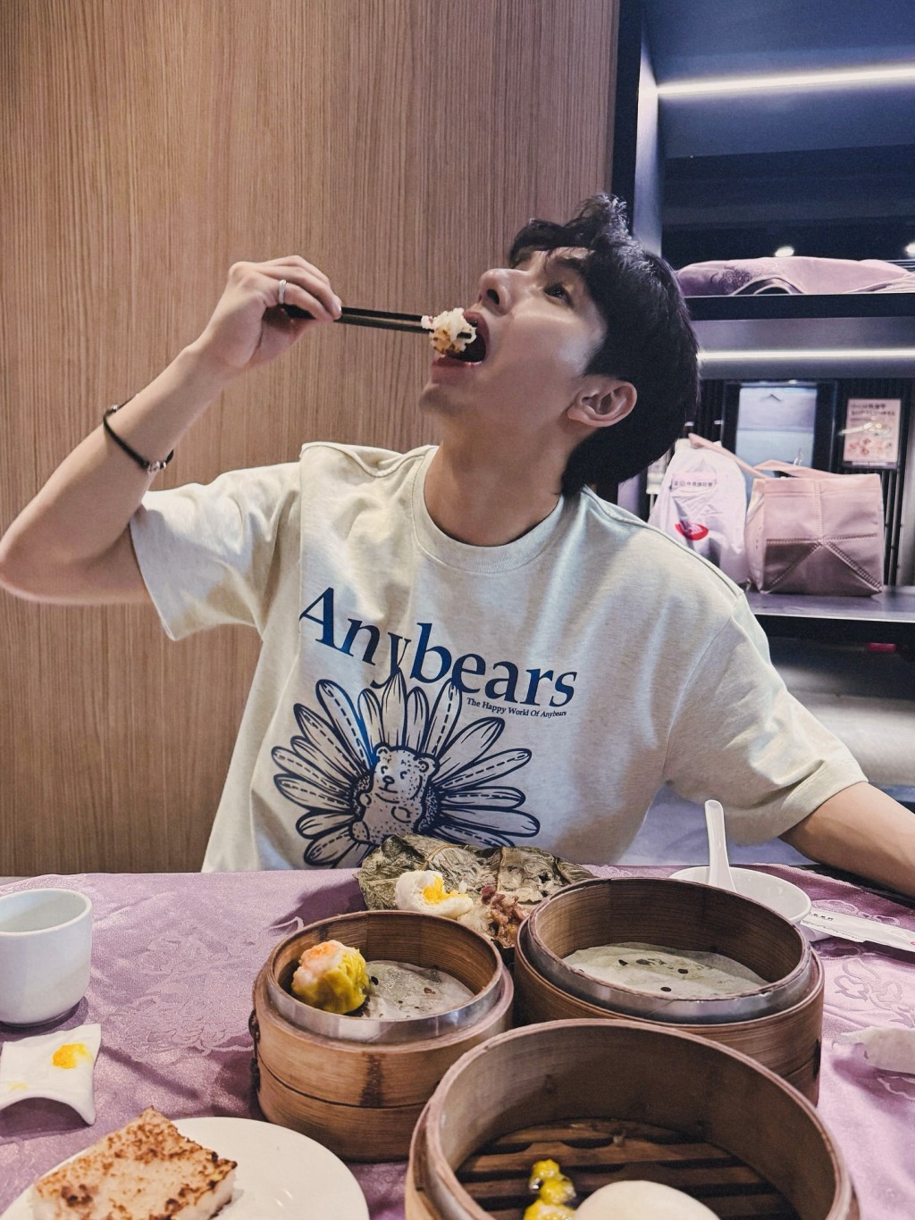 私下的方智弘原來是一名「吃貨」，經常在社交平台分享美食照。