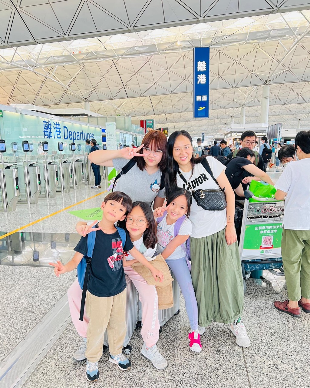 Bob林盛斌與妻子黃乙頤共育有三名女兒及一名兒子。
