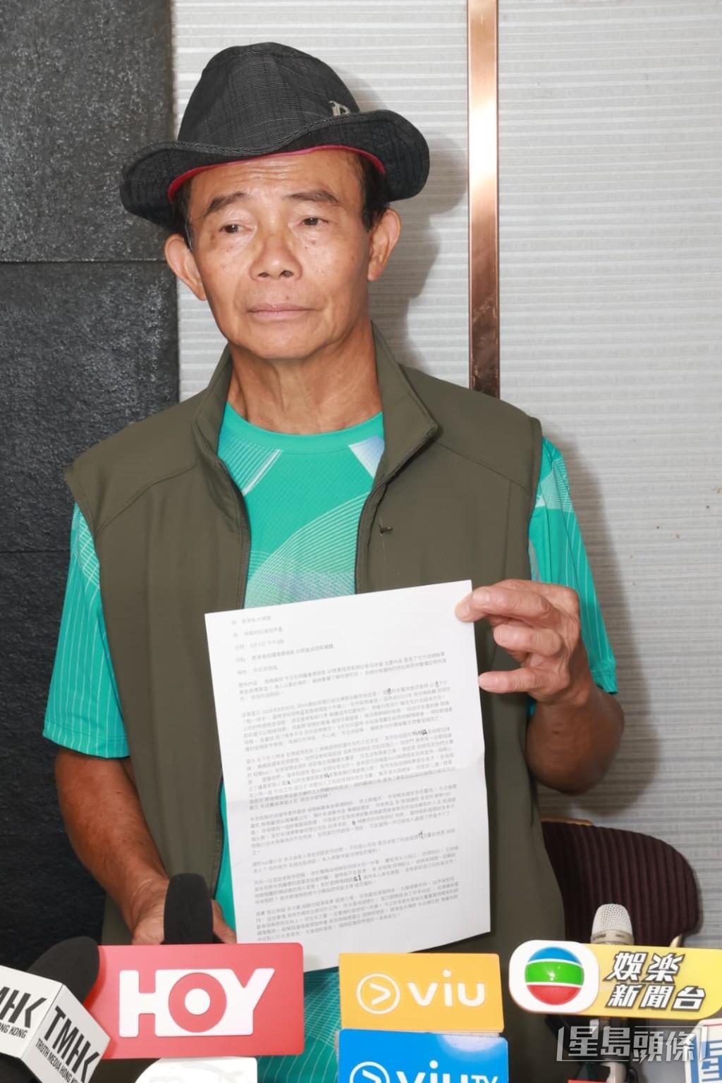 梅啟明在記者會前派發的聲明中,以不點名方式批評歌手肥媽。
