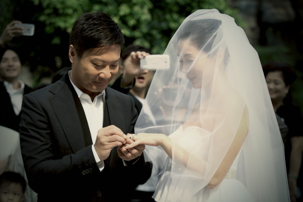 當年在國寶大熊貓「盈盈」與「樂樂」的見證下結婚。