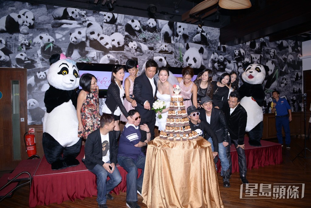 他們的婚宴設於海洋公園的熊貓餐廳。