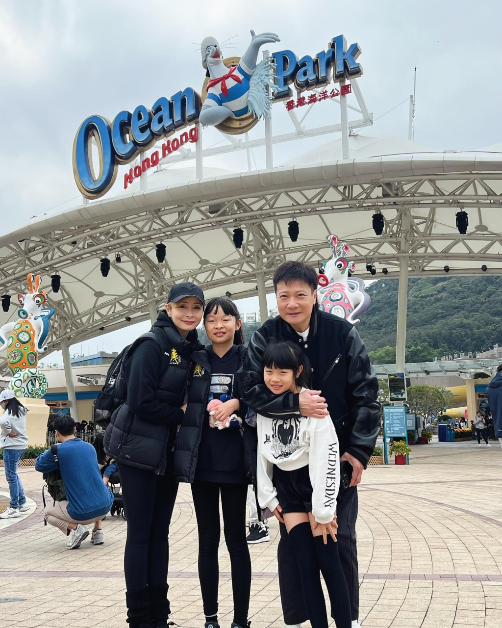一家四口生活幸福美滿。