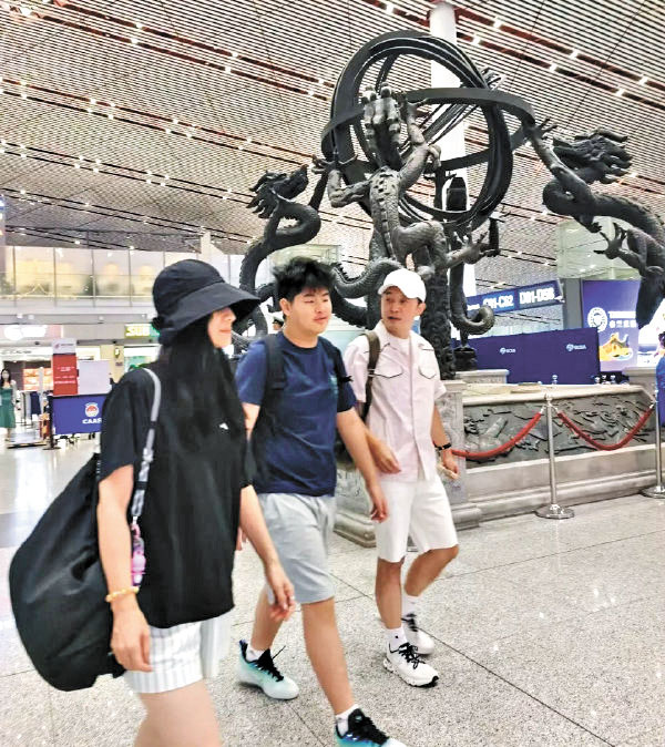 兩人低調陪同兩個兒子安吉、小魚兒前往英國求學。網上圖片