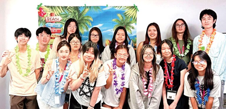 青年學生們在成果表彰大會中合影。主辦方提供