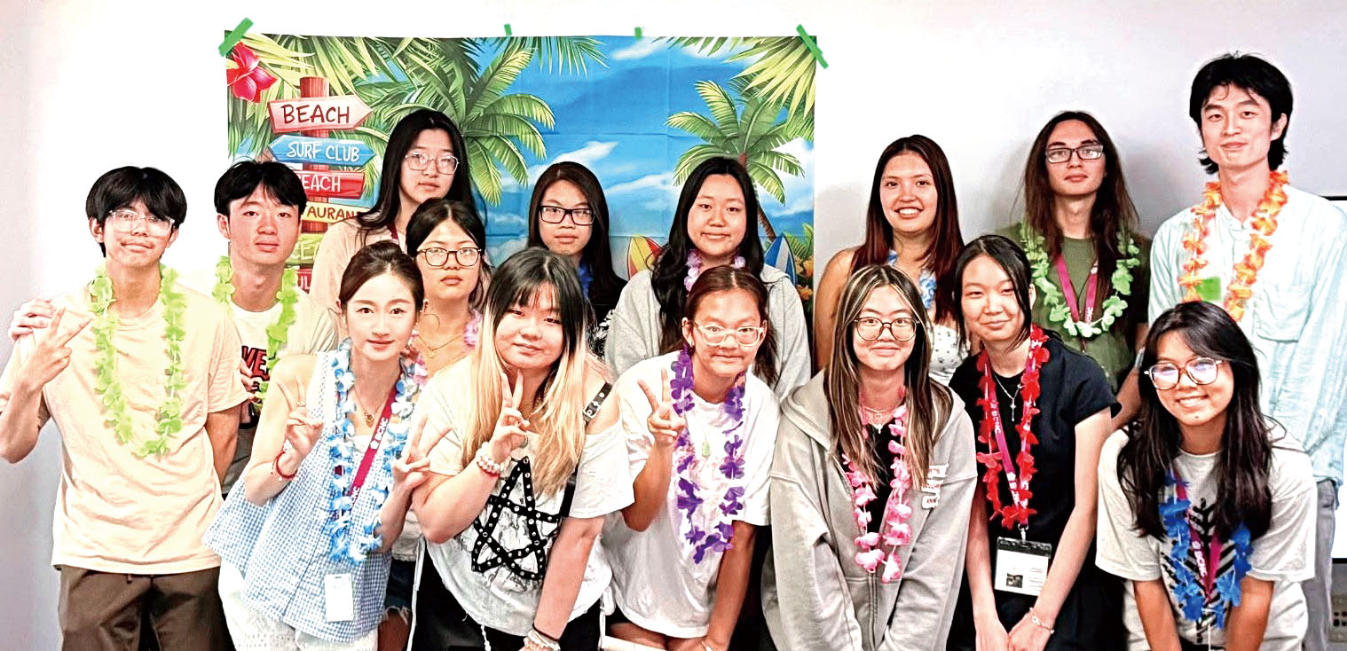 青年學生們在成果表彰大會中合影。主辦方提供