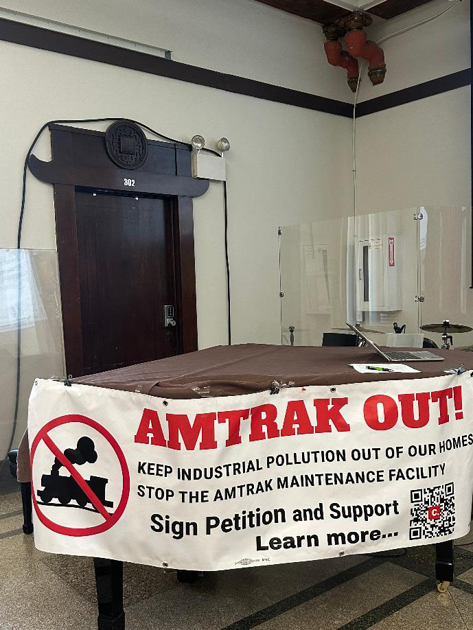 11區民眾堅決要求Amtrak( 美鐵)停止在橋港區蓋維修設施。   梁敏育攝