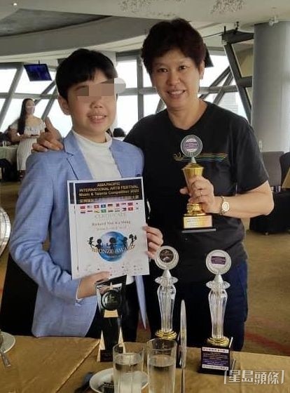 Joey職業為教師，將15歲的兒子Richard教導得品學兼優。