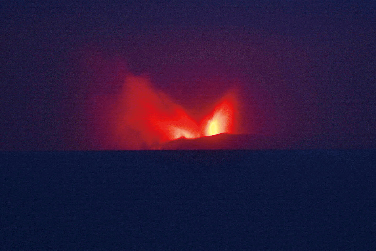 由於火山灰已飄向各地,當局關閉8座機場。路透社