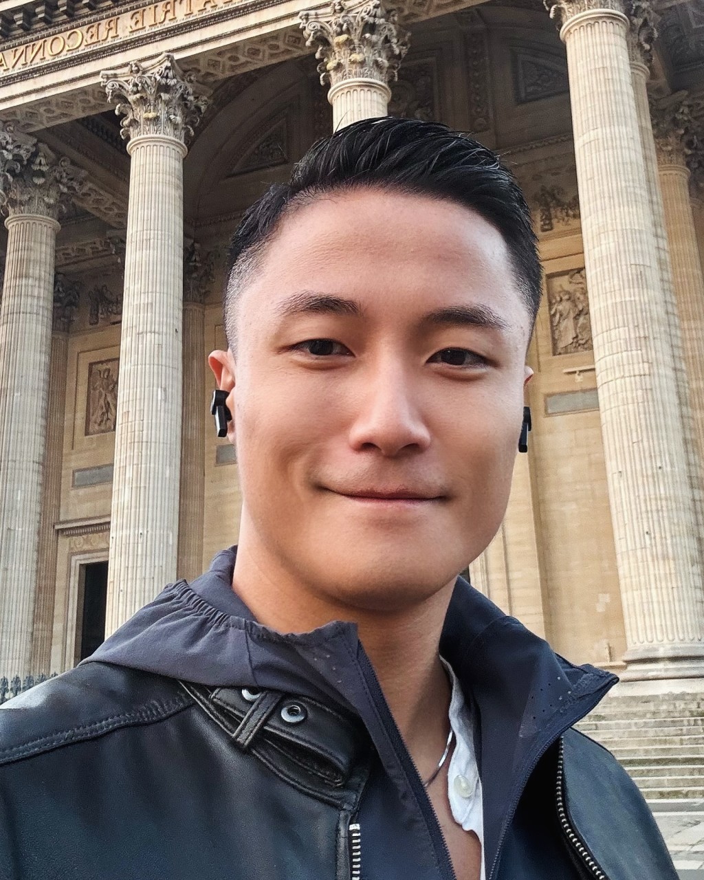 關經翰（Oswald）表示自己在香港出生，於新西蘭長大。