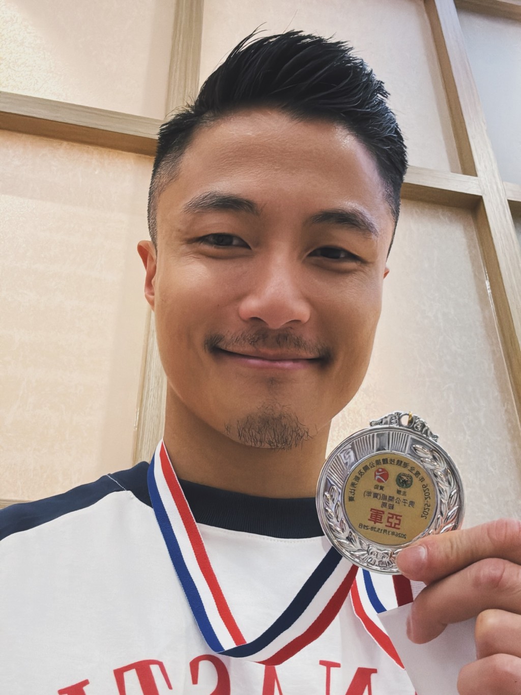 關經翰（Oswald）在運動方面獲得過不少獎牌。