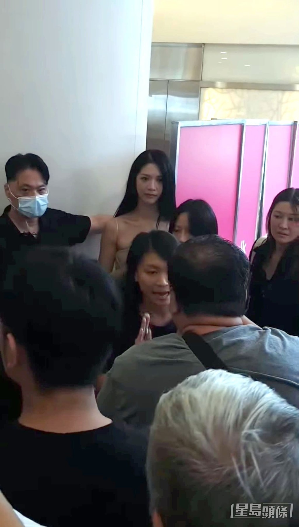 該名男粉絲當時表示想送上禮物。