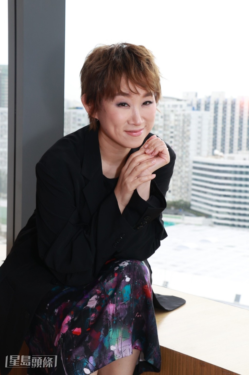 王菀之在劇中飾演編劇，與梁祖堯飾演的導演既是工作拍檔，也是一對夫妻。