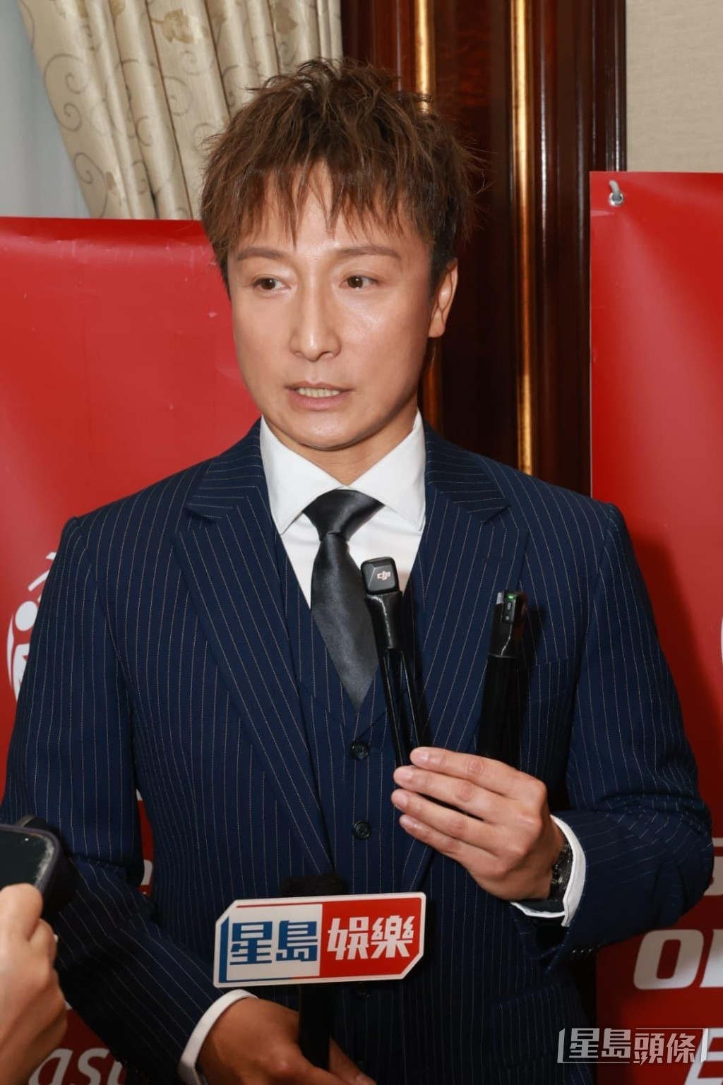 斯文打扮與酒吧表演時的畫面形成反差。