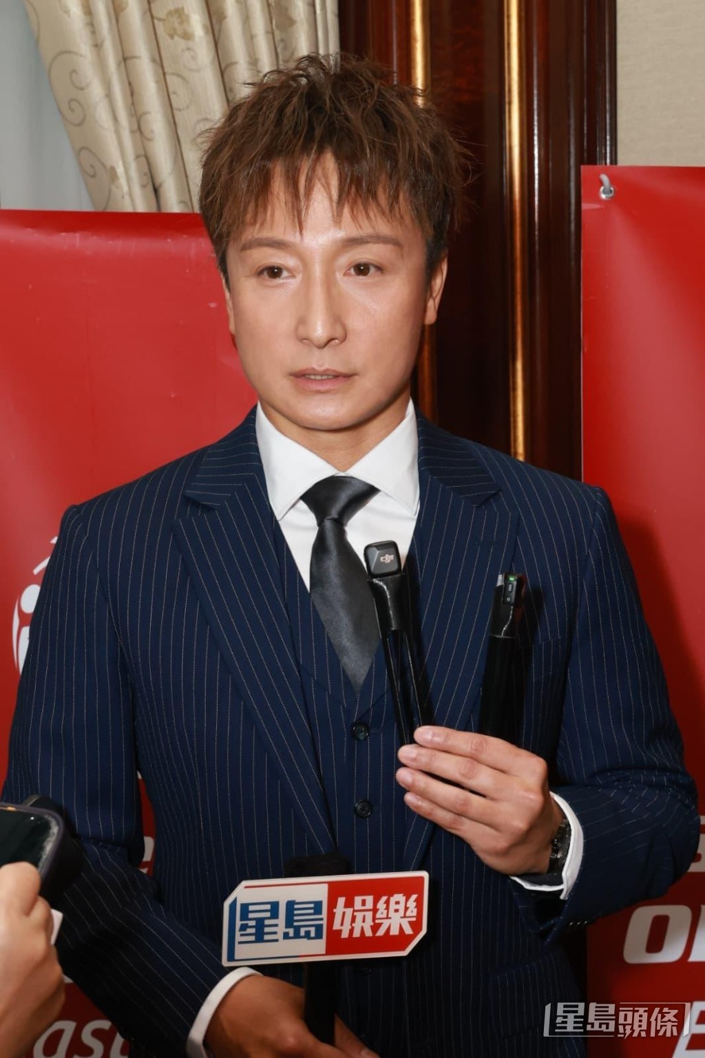 他強調當時並非只舉起一隻手指做手勢。