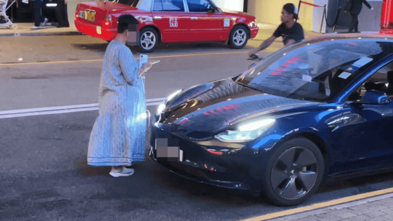 尖沙咀Tesla違泊爭議 女子站車前阻駛離 警到場調解